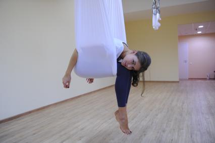 Антигравити Йога (AntiGravity Yoga). Телеведущая Ирина Шадрина в спортзале.