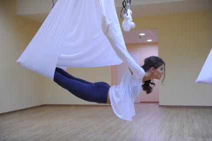 Антигравити Йога (AntiGravity Yoga). Телеведущая Ирина Шадрина в спортзале.