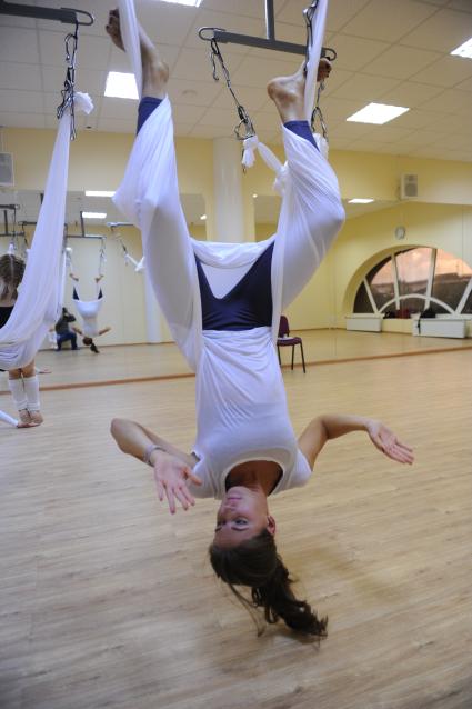 Антигравити Йога (AntiGravity Yoga). Телеведущая Ирина Шадрина в спортзале.