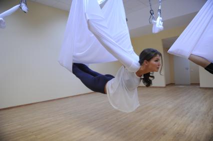 Антигравити Йога (AntiGravity Yoga). Телеведущая Ирина Шадрина в спортзале.