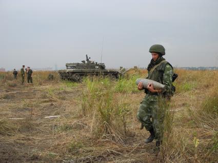 Инженерно-саперные подразделения Минобороны России  проводят мероприятия по очистке сельхозугодий в Чечне.
На снимке: саперы во время работ по разминированию.