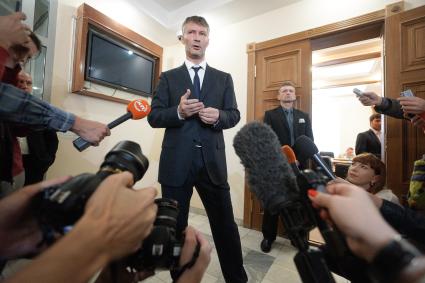 Мэр Екатеринбурга Евгений Ройзман после первого заседания Городской Думы нового созыва общается с представителями прессы.