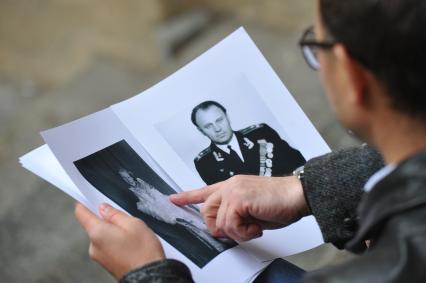 Фотографии к статье `Владимир Чуров: `Считаю себя москвичом, но проголосовать в Москве не смогу`. На снимке: фотографии  матери и отца председателя ЦИК Владимира Чурова