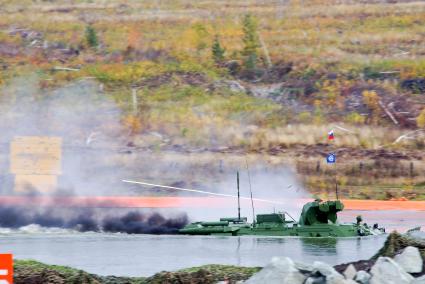 IX Международная выставка вооружений в Нижнем Тагиле. На снимке: военная техника преодолевает водное препятствие.