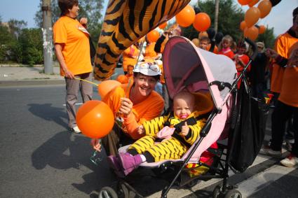 Карнавальное шествие в Владивостоке в честь празднования деня тигра. На снимке: младенец к детской коляске одет в костюм тигра.