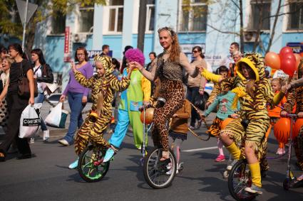 Карнавальное шествие в Владивостоке в честь празднования деня тигра. На снимке: группа на одноколесных велосипедах в костюмах тигра.