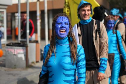 Карнавальное шествие в Владивостоке в честь празднования деня тигра. На снимке: девушка в костюме героя фильма `Аватар`.