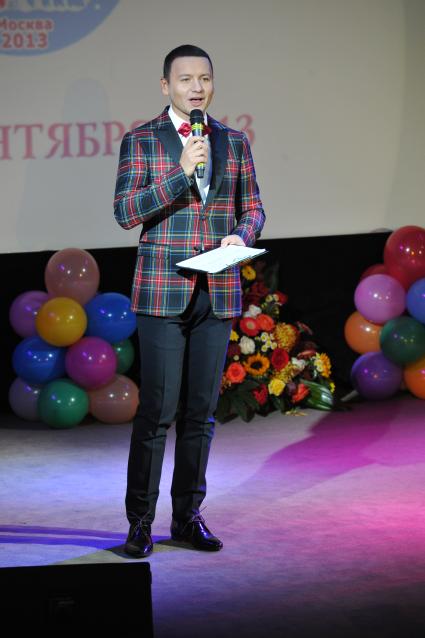В Москве прошел Всероссийский конкурс художественного творчества `Ассамблея замещающих семей`. На снимке: ведущий, актер Александр Олешко.