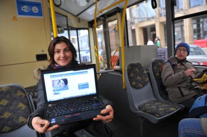 Корреспондент КП Александра Крылова проверяет как работает Wi-Fi в московских троллейбусах.
