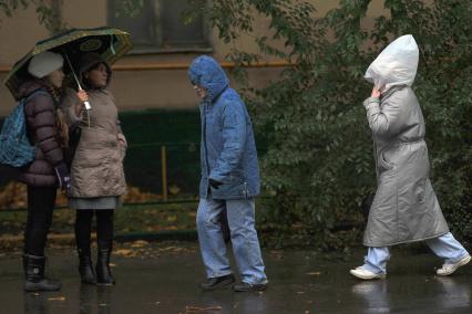 Снег в Москве. На снимке: женщина с пакетом на голове