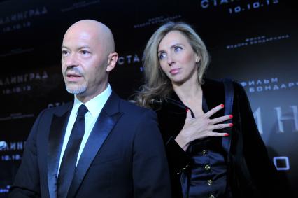 Кинотеатр `Октябрь`. Премьера фильма `Сталинград`. На снимке: главный редактор журнала HELLO! Светлана Бондарчук и режиссер Федор Бондарчук.