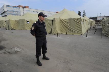 Гольяново. Лагерь для готовящихся к депортации нелегальных мигрантов. На снимке:  сотрудник правохранительных органов на территории лагеря.