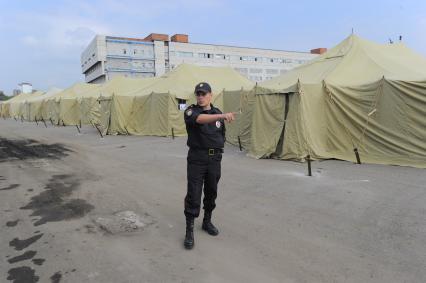 Гольяново. Лагерь для готовящихся к депортации нелегальных мигрантов. На снимке:  сотрудник правохранительных органов на территории лагеря.