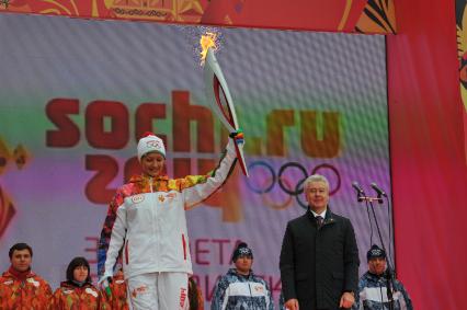 Старт первого этапа эстафеты олимпийского огня `Сочи 2014`по территории России на Красной площади. На снимке:  5-кратная олимпийская чемпионка по синхронному плаванию Анастасия Давыдова и мэр Москвы Сергей Собянин.