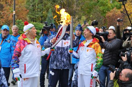 Старт первого этапа эстафеты олимпийского огня `Сочи 2014`по территории России на Красной площади. На снимке: актер Владимир Зельдин (слева) и телеведущий Михаил Зеленский (справа).