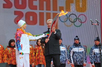 Старт первого этапа эстафеты олимпийского огня `Сочи 2014`по территории России на Красной площади. На снимке: 5-кратная олимпийская чемпионка по синхронному плаванию Анастасия Давыдова и мэр Москвы Сергей Собянин.