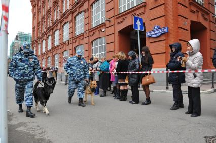 Старт первого этапа эстафеты олимпийского огня по территории России на Красной площади. На снимке: полицейские кинологи с собаками обходят оцепленную территорию на Якиманской набережной.