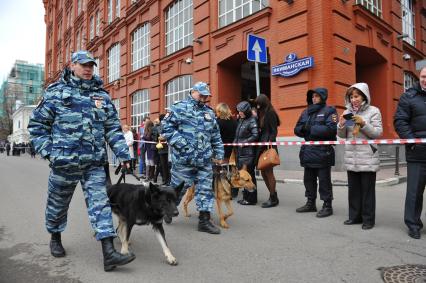 Старт первого этапа эстафеты олимпийского огня по территории России на Красной площади. На снимке: полицейские кинологи с собаками обходят оцепленную территорию на Якиманской набережной.