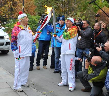 Старт первого этапа эстафеты олимпийского огня `Сочи 2014`по территории России на Красной площади. На снимке: актер Владимир Зельдин (слева) и телеведущий Михаил Зеленский (справа).