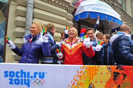 ГУМ. Презентация митенок с символикой `Сочи 2014`.  На снимке: телеведущая Юлия Бордовских (слева)