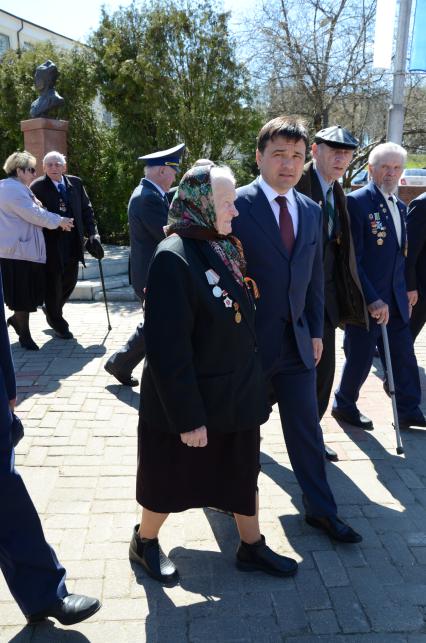 Врио губернатора МО Андрей Воробьев во время рабочей поездки в Волоколамский район. На снимке: Андрей Воробьев во время посещения мемориала павших солдат Великой Отечественной войны.