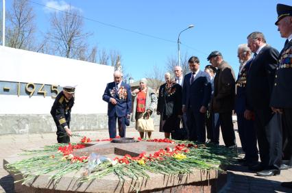 Врио губернатора МО Андрей Воробьев во время рабочей поездки в Волоколамский район. На снимке: Андрей Воробьев во время возложения цветов к мемориалу павших солдат Великой Отечественной войны.