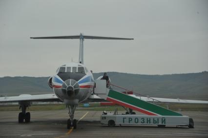 Аэропорт города Грозного. На снимке: самолет с трапом.