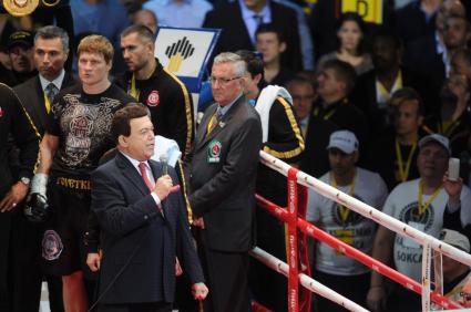 СК `Олимпийский`. Бой за звание чемпиона мира между В.Кличко и А.Поветкиным. На снимке:  российский боксер Александр Поветкин и президент компании `Роснефть` Игорь Сечин и депутат Государственной Думы РФ Иосиф Кобзон (в центре слева направо)