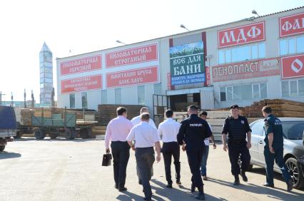 Поселок Мосрентген. Рынок `Славянский мир`, где расположено нелегальное поселение мигрантов. На снимке: полицейские во время рейда.