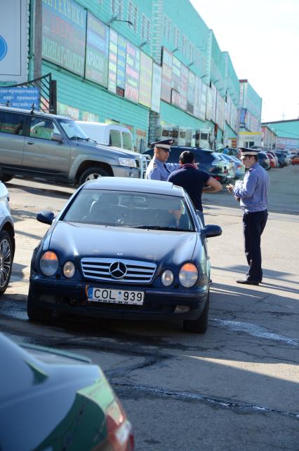 Поселок Мосрентген. Рынок `Славянский мир`, где расположено нелегальное поселение мигрантов. На снимке: нерастаможенный автомобиль мерседес с новыми литовскими номерами.