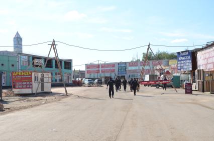 Поселок Мосрентген. Рынок `Славянский мир`, где расположено нелегальное поселение мигрантов. На снимке: полицейские во время рейда.