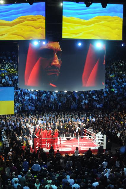 СК `Олимпийский`. Бой за звание чемпиона мира между В.Кличко и А.Поветкиным. На снимке: участники боя после поединка за звание чемпиона мира в супертяжелом весе по версиям WBA, WBO и IBF .