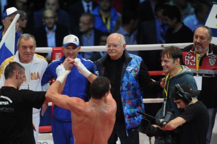 СК `Олимпийский`. Бой за звание чемпиона мира между В.Кличко и А.Поветкиным. На снимке: режиссер Никита Михалков  (в центре )