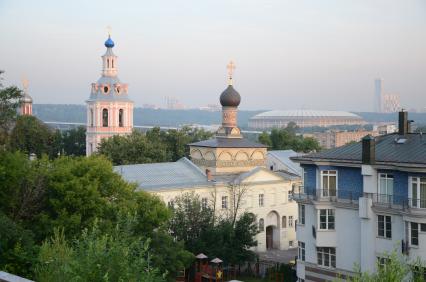 Виды Москвы. Воробьевы горы. На снимке: вид на храмы и стадион `Лужники`.