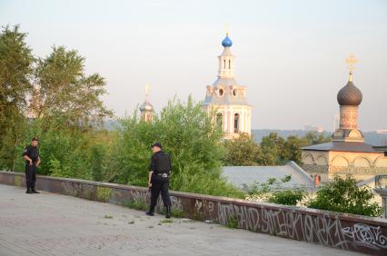 Воробьевы горы. На снимке: полицейские на фоне храмов.