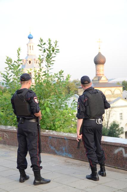 Воробьевы горы. На снимке: полицейские на фоне храмов.