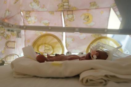 Городской перинатальный центр в Екатеринбурге. На снимке: ребенок в инкубаторе для новорожденных.