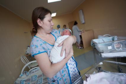 Городской перинатальный центр в Екатеринбурге. На снимке: женщине привезли ребенка.