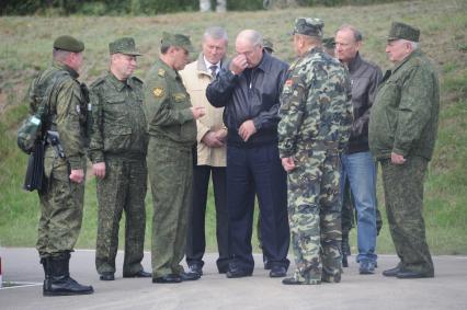 Рабочая поездка президента РФ  В. Путина  в Калининград.  Полигон `Хмелевка`. Российско-белорусскими учениями `Запад-2013`. На снимке: первый заместитель министра обороны РФ Валерий Герасимов, генеральный секретарь Организации договора о коллективной безопасности (ОДКБ) Николай Бордюжа и президент Белоруссии Александр Лукашенко (в центре слева направо)