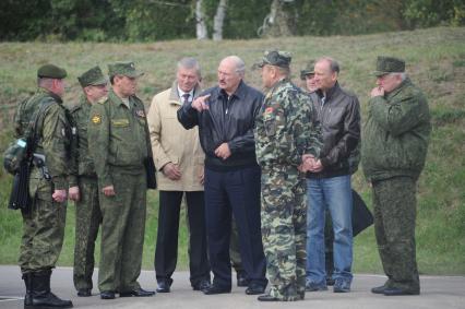 Рабочая поездка президента РФ  В. Путина  в Калининград.  Полигон `Хмелевка`. Российско-белорусскими учениями `Запад-2013`. На снимке: первый заместитель министра обороны РФ Валерий Герасимов, генеральный секретарь Организации договора о коллективной безопасности (ОДКБ) Николай Бордюжа и президент Белоруссии Александр Лукашенко (в центре слева направо)