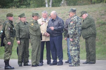 Рабочая поездка президента РФ  В. Путина  в Калининград.  Полигон `Хмелевка`. Российско-белорусскими учениями `Запад-2013`. На снимке: первый заместитель министра обороны РФ Валерий Герасимов, генеральный секретарь Организации договора о коллективной безопасности (ОДКБ) Николай Бордюжа и президент Белоруссии Александр Лукашенко (в центре слева направо)