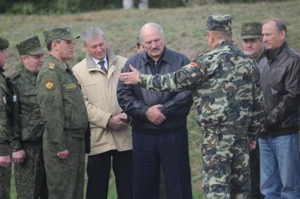 Рабочая поездка президента РФ  В. Путина  в Калининград.  Полигон `Хмелевка`. Российско-белорусскими учениями `Запад-2013`. На снимке: первый заместитель министра обороны РФ Валерий Герасимов, генеральный секретарь Организации договора о коллективной безопасности (ОДКБ) Николай Бордюжа, президент Белоруссии Александр Лукашенко (в центре слева направо) и  екретарь Совета безопасности РФ Николай Патрушев (справа)