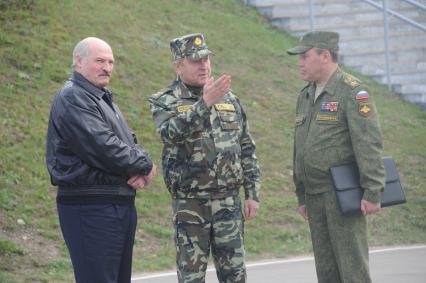 Рабочая поездка президента РФ  В. Путина  в Калининград.  Полигон `Хмелевка`. Российско-белорусскими учениями `Запад-2013`. На снимке:  президент Белоруссии Александр Лукашенко,  министр обороны Беларуссии Юрий Жадобин и первый заместитель министра обороны РФ Валерий Герасимов  слева направо)