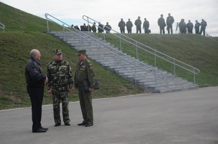 Рабочая поездка президента РФ  В. Путина  в Калининград.  Полигон `Хмелевка`. Российско-белорусскими учениями `Запад-2013`. На снимке:  президент Белоруссии Александр Лукашенко,  министр обороны Беларуссии Юрий Жадобин и первый заместитель министра обороны РФ Валерий Герасимов  слева направо)