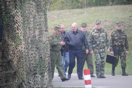 Рабочая поездка президента РФ  В. Путина  в Калининград.  Полигон `Хмелевка`. Российско-белорусскими учениями `Запад-2013`. На снимке: первый заместитель министра обороны РФ Валерий Герасимов, президент Белоруссии Александр Лукашенко и министр обороны Беларуссии Юрий Жадобин (на первом плане слева направо)