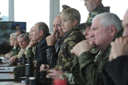 Рабочая поездка президента РФ В. Путина в Калининград. Полигон `Хмелевка`. Российско-белорусские учения `Запад-2013`. На снимке: президент России Владимир Путин и президент Белоруссии Александр Лукашенко с сыном Николаем (в центре слева направо)