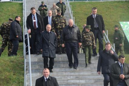 Рабочая поездка президента РФ В. Путина  в Калининград.  Полигон `Хмелевка`. Российско-белорусские учения `Запад-2013`. На снимке:  президент России Владимир Путин и президент Белоруссии Александр Лукашенко с сыном Николаем (слева направо)