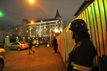 Возгорание на крыше здания по адресу Петровка, 38, где расположено столичное управление полиции. На снимке: пожарный на месте происшествия