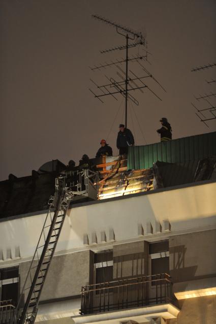 Возгорание на крыше здания по адресу Петровка, 38, где расположено столичное управление полиции. На снимке: пожарный расчет на месте происшествия