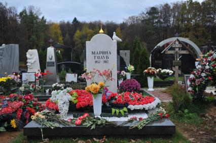 Троекуровском кладбище. Могила актрисы Марины Голуб